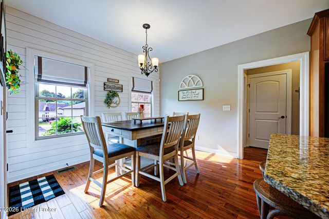 454 Cedar Creek Rd, Louisville, KY 40229