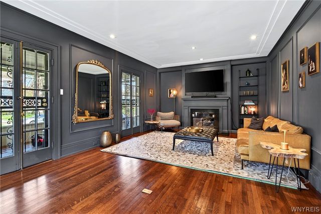 3 Clarendon Place, Buffalo, NY 14209