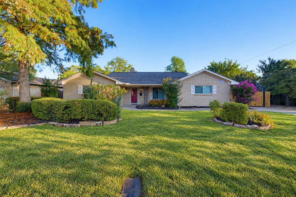 5005 Fall River Drive, Fort Worth, TX 76103 — exterior
