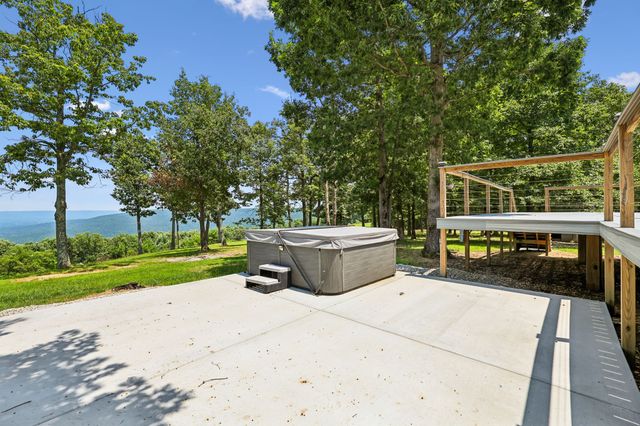 231 Point Dr, Belvidere, TN 37306