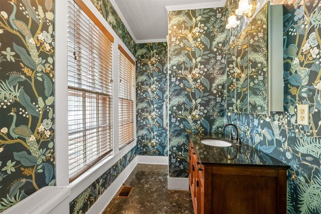 717 E Houston Avenue, Crockett, TX 75835