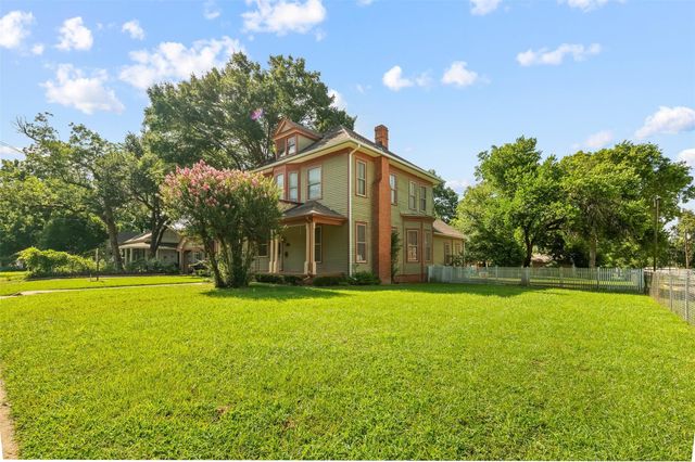 717 E Houston Avenue, Crockett, TX 75835