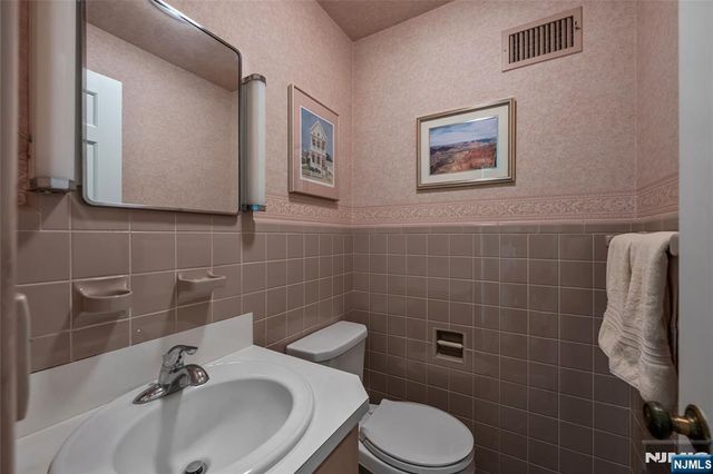 570 Bennington Terrace, Ridgewood, NJ 07450
