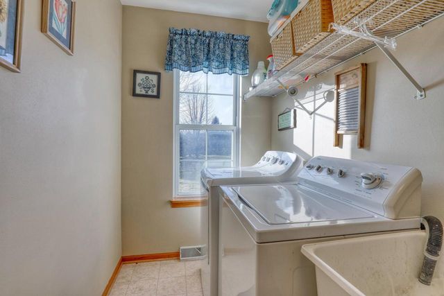 W334N7700 Stone Bank ROAD, Oconomowoc, WI 53066