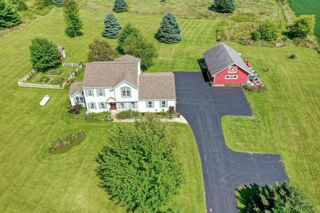 W334N7700 Stone Bank ROAD, Oconomowoc, WI 53066