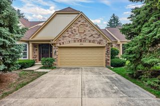 224 LORRAINE Circle 224, Bloomingdale, IL 60108
