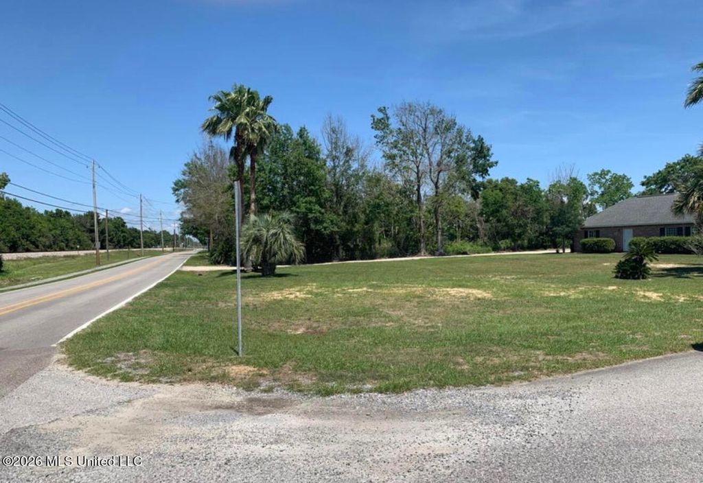 160 Adams Lane, Waveland, MS 39576