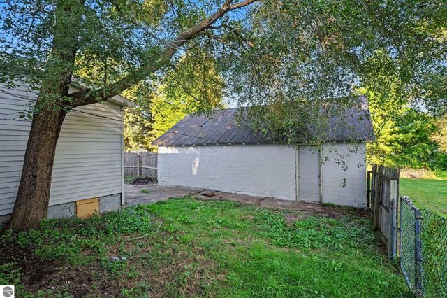 502 E Hazel Street, St Louis, MI 48880