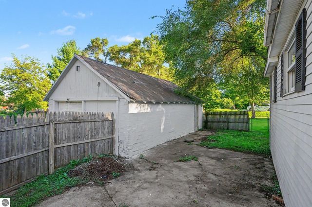 502 E Hazel Street, St Louis, MI 48880
