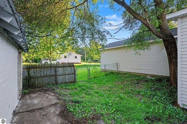 502 E Hazel Street, St Louis, MI 48880