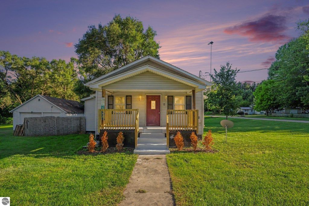 Image 1 of property listing at 502 E Hazel Street, St Louis, MI 48880