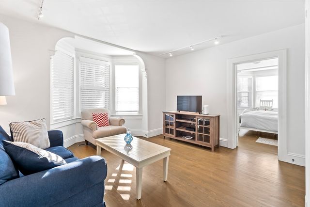 35 New York Avenue, Oak Bluffs, MA 02557