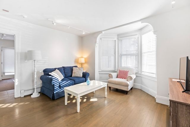 35 New York Avenue, Oak Bluffs, MA 02557