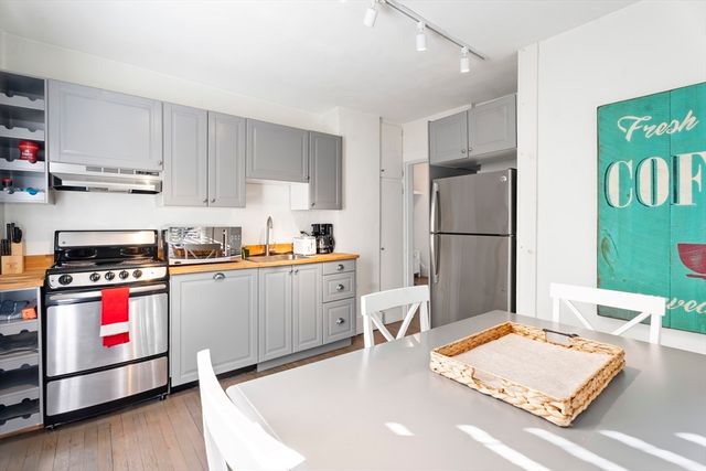 35 New York Avenue, Oak Bluffs, MA 02557