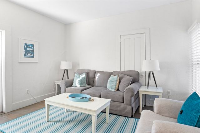 35 New York Avenue, Oak Bluffs, MA 02557