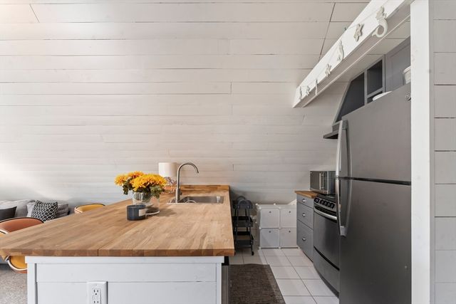 35 New York Avenue, Oak Bluffs, MA 02557