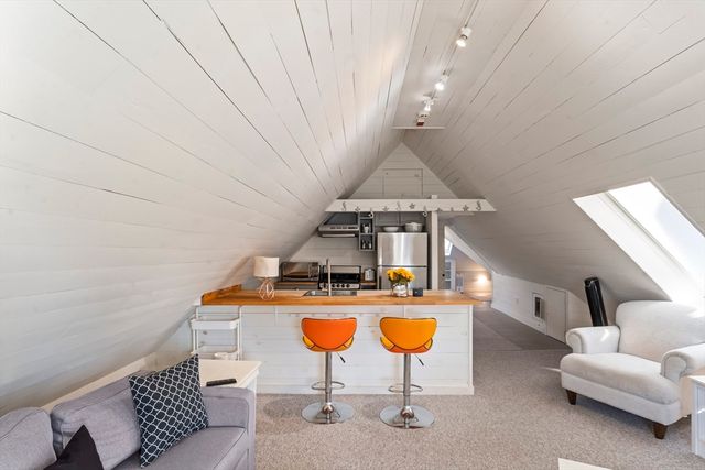 35 New York Avenue, Oak Bluffs, MA 02557