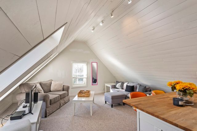 35 New York Avenue, Oak Bluffs, MA 02557