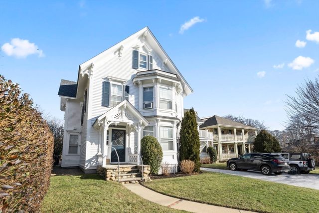 35 New York Avenue, Oak Bluffs, MA 02557