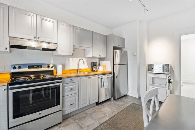 35 New York Avenue, Oak Bluffs, MA 02557