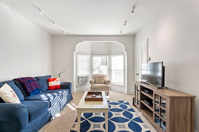 35 New York Avenue, Oak Bluffs, MA 02557