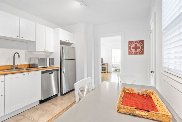 35 New York Avenue, Oak Bluffs, MA 02557