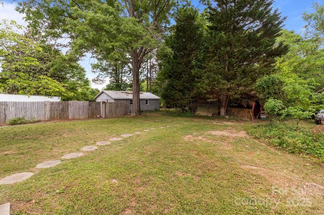1233 E Cannon Avenue, Albemarle, NC 28001