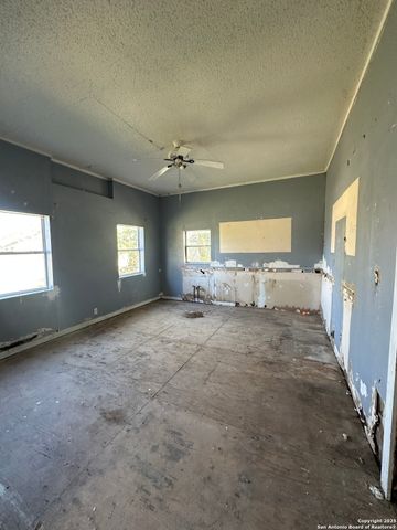 505 W Sylvia, Beeville, TX 78102