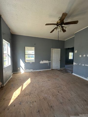 505 W Sylvia, Beeville, TX 78102