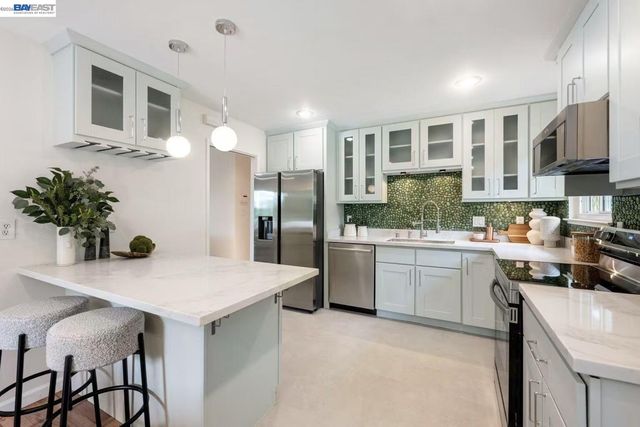 6625 Thornhill Dr, Oakland, CA 94611