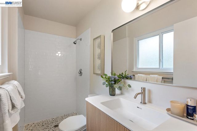 6625 Thornhill Dr, Oakland, CA 94611