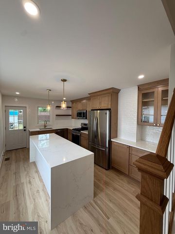 12 PAGE AVE, Barrington, NJ 08007