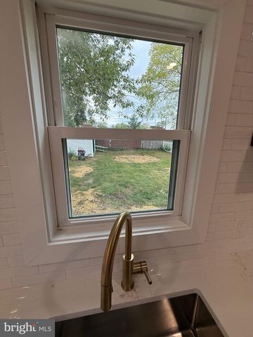 12 PAGE AVE, Barrington, NJ 08007