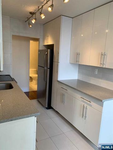200 Winston Drive C2611, Cliffside Park, NJ 07010