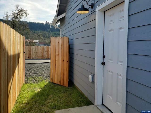 1088 38th Av, Sweet Home, OR 97386