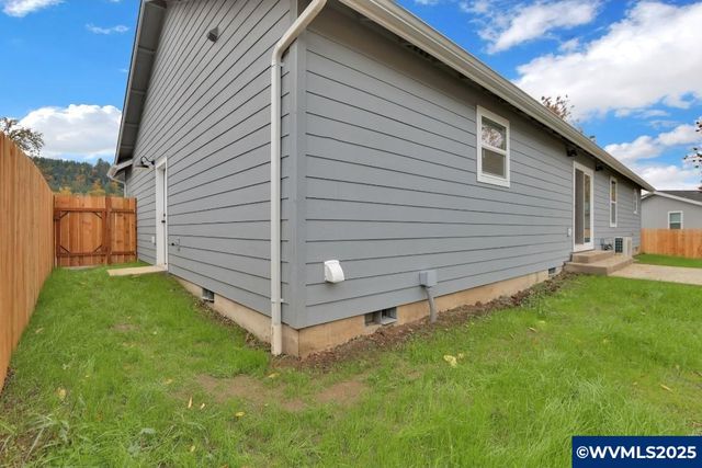 1088 38th Av, Sweet Home, OR 97386