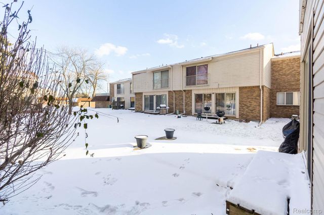 1 Fredericksburg Towne Street 1, Southfield, MI 48075