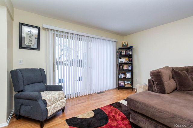 1 Fredericksburg Towne Street 1, Southfield, MI 48075