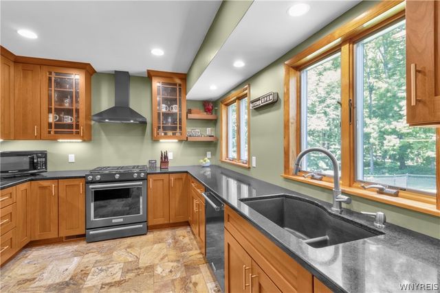 150 Girdle Road, Aurora, NY 14052
