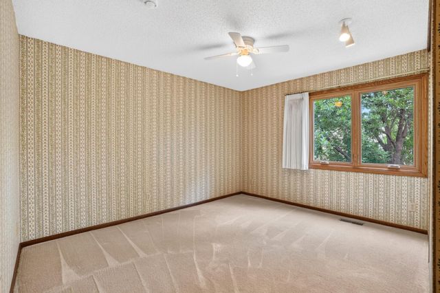7055 Robinwood Trail, Woodbury, MN 55125