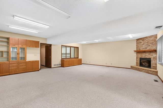 7055 Robinwood Trail, Woodbury, MN 55125