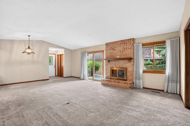7055 Robinwood Trail, Woodbury, MN 55125