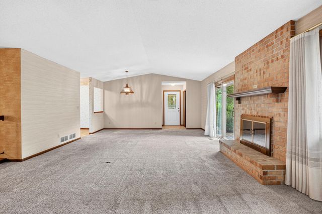 7055 Robinwood Trail, Woodbury, MN 55125