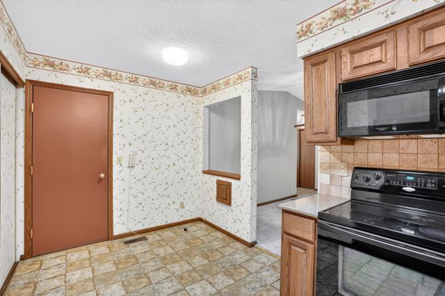 7055 Robinwood Trail, Woodbury, MN 55125