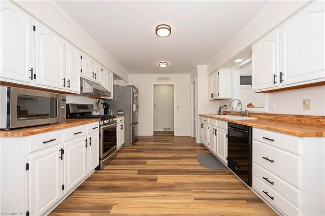 4320 Woodbourne Drive, Clemmons, NC 27012