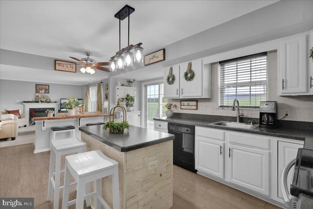 221 OVAL DR, Hamburg, PA 19526