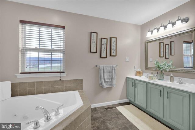 221 OVAL DR, Hamburg, PA 19526