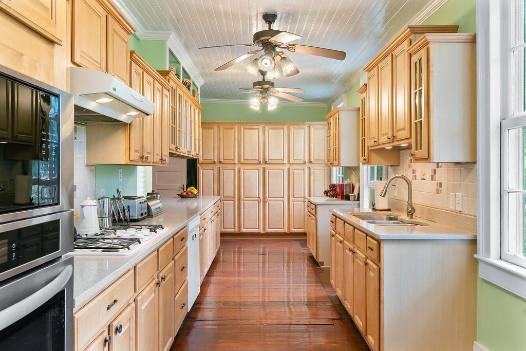 Image 19 of property listing at 516 Central Avenue, Summerville, SC 29483