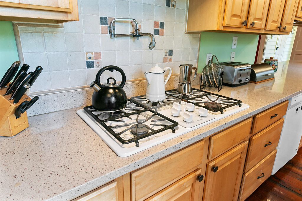 Image 20 of property listing at 516 Central Avenue, Summerville, SC 29483