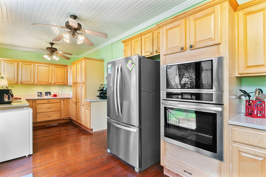 Image 21 of property listing at 516 Central Avenue, Summerville, SC 29483
